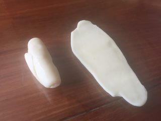 20、蛋黄酥，纯纯的诱惑,20分钟后，再取出，再次擀成牛舌状；