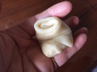 23、蛋黄酥，纯纯的诱惑,20分钟后，取出，取一个小剂子，如图的样子，卷起来；