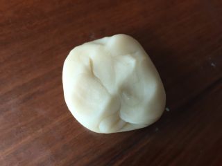 24、蛋黄酥，纯纯的诱惑,按平，擀开了；