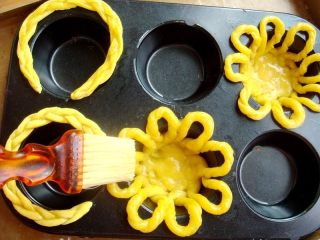 11、水果花篮面包,均匀的刷上鸡蛋液，烤箱提前预热，上下火180度，烤20分钟。10分钟后，观察颜色，花篮提手上色可提前拿出来。