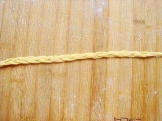 9、水果花篮面包,编好后，稍微向两边拉伸几下，就变的细长匀称了。