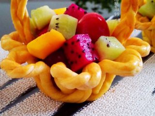 16、水果花篮面包,小巧可爱。