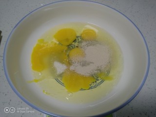 2、手撕面包,加入酵母、白糖