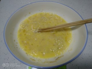 3、手撕面包,搅拌均匀