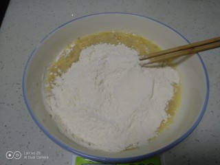 4、手撕面包,加入面粉