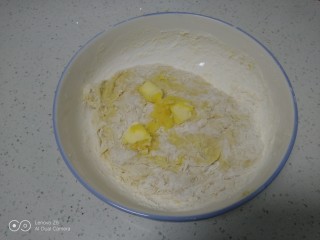 5、手撕面包,搅拌均匀，活成面团，加入黄油