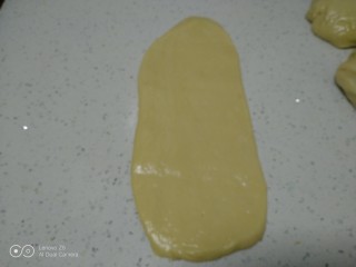 8、手撕面包,取一个剂子擀成牛舌状