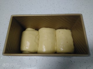 12、手撕面包,模具均匀涂上食用油，模具底部撒上芝麻，放入面包生胚。