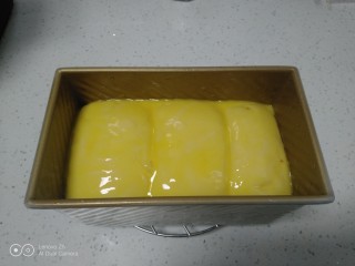 14、手撕面包,均匀涂上蛋黄液