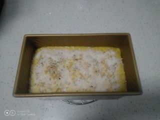 15、手撕面包,撒上芝麻和椰蓉