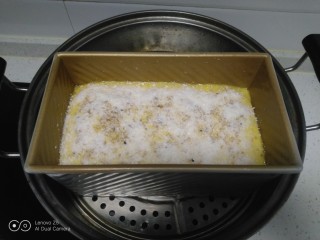 16、手撕面包,放入蒸锅，大火煮开