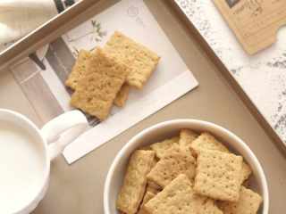 2、橄榄油原味脆饼,出炉放凉后食用