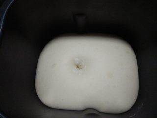 6、酸奶软欧,盖好保鲜膜发酵至两倍大;