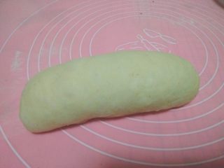 8、酸奶软欧,自上而下卷成圆柱形;