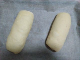 9、酸奶软欧,依次做好两个,放入铺有油纸的烤盘;