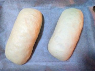 10、酸奶软欧,放烤箱(内放一碗热水)发酵至两倍大;