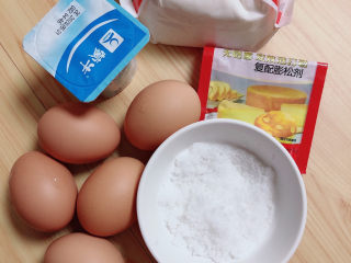 1、平底锅舒芙蕾,准备好所需食材；低筋面粉、酸奶、鸡蛋、白糖、泡打粉、油。