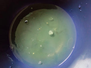 3、平底锅舒芙蕾,将蛋清放入大碗中。