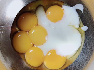 5、平底锅舒芙蕾,在蛋黄中加入酸奶。