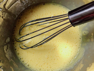 6、平底锅舒芙蕾,将蛋液快速搅拌均匀。