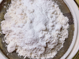 7、平底锅舒芙蕾,将低筋面粉、泡打粉一起过筛加入蛋黄中。