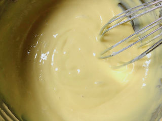 8、平底锅舒芙蕾,搅拌均匀，这样蛋黄糊就做好了；