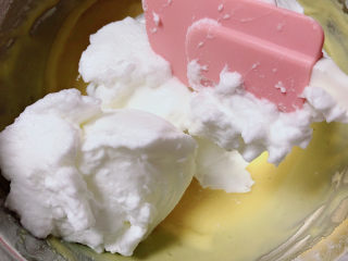 11、平底锅舒芙蕾,取三分之一的蛋白霜加入蛋黄糊中，搅拌均匀；