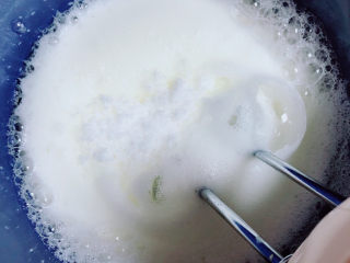 9、平底锅舒芙蕾,将蛋白打发至出现大气泡后，分三次加入细砂糖。