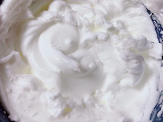 10、平底锅舒芙蕾,最后打发至蛋白纹路清晰且有光泽，提起打蛋器出现一个小弯钩，接近硬性发泡；