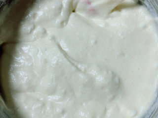 12、平底锅舒芙蕾,再倒回剩余蛋白霜中，用翻拌的手法搅拌均匀；