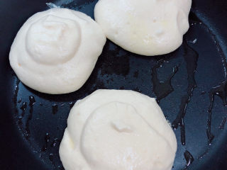 13、平底锅舒芙蕾,平底锅刷上一层薄油，烧热后转小火，将蛋糊挤入锅中，盖上锅盖焖两三分钟；