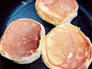 14、平底锅舒芙蕾,翻面，再加几滴水水焖两三分钟；