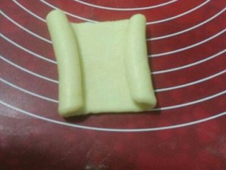 11、淡奶油餐包,两边向中间卷起