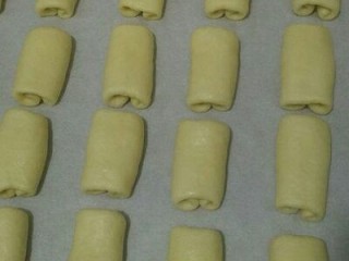 13、淡奶油餐包,放入垫了油纸的烤盘，烤箱二次发酵到两倍大