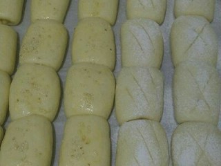 14、淡奶油餐包,过筛高粉割包或者刷全蛋液撒芝麻，烤箱170°预热10分钟