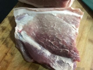 1、自制台湾烤肠,肉根据自己的爱好选择肥瘦,我是用的一肥九瘦的,不想让孩子吃太多油脂,把肉洗干净,切小块备用。