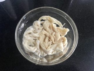 2、自制台湾烤肠,把肠衣里外冲洗干净,用清水泡上。