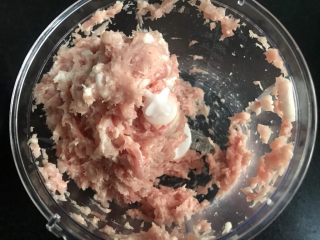 3、自制台湾烤肠,把小肉块打成肉泥。