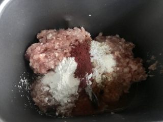 4、自制台湾烤肠,把所有的料放入面包桶,启动和面程序。