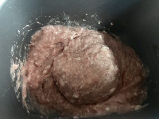 5、自制台湾烤肠,搅上劲,大概十五到二十分钟就可以了。