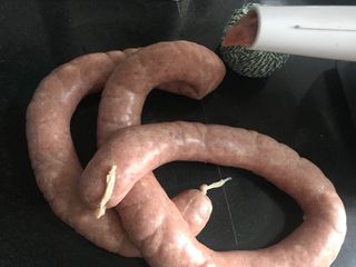 6、自制台湾烤肠,灌肠,我的肠衣比较粗,亲们可以根据自己的爱好来。