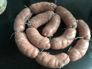 7、自制台湾烤肠,用棉线扎出来自己想要的长度。