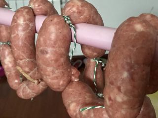 8、自制台湾烤肠,放通风的地方凉,我是放空调屋里吹的,两个小时就行了,只要表皮不粘了就行了。