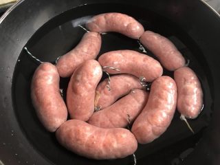 9、自制台湾烤肠,冷水下锅,中小火,慢慢的煮,火煮到能浮起来,关火。