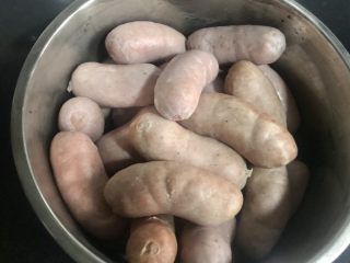 10、自制台湾烤肠,剪开,可以收起来,吃的时候再烤,也可以现在全烤好收起来,吃的时候微波叮一下就能吃,现在开始烤哈!我全烤了!