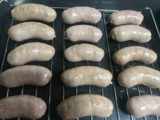 12、自制台湾烤肠,用针把每一个烤肠都扎上小孔,每一个我都扎了二三十下,刷上蜂蜜水。