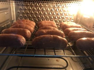 13、自制台湾烤肠,160度没有预热直接烤的,定了30分钟,最后看看上色满意了就可以关了。