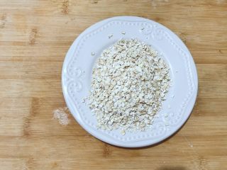 2、万紫千红香蕉紫薯燕麦饼,燕麦准备好备用！