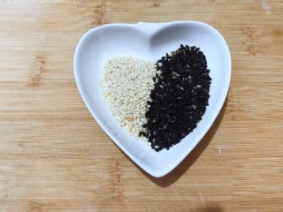 3、万紫千红香蕉紫薯燕麦饼,黑白芝麻准备好备用！