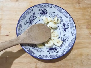 6、万紫千红香蕉紫薯燕麦饼,香蕉切段放入碗中！